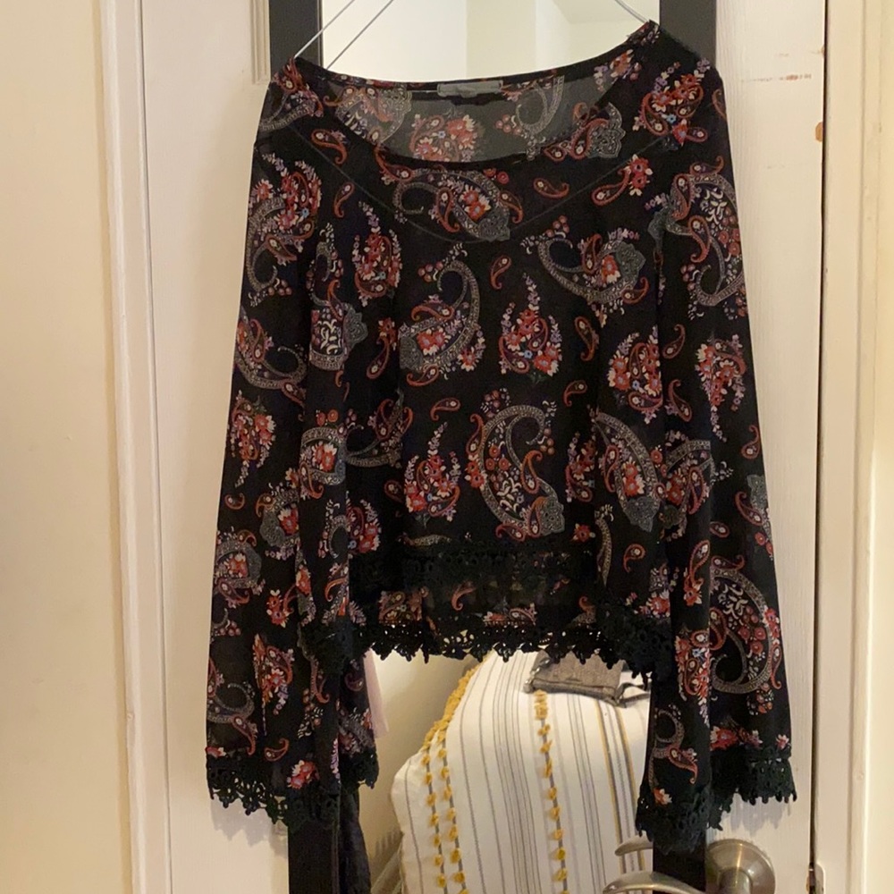 Cropped blouse with flare sleeves